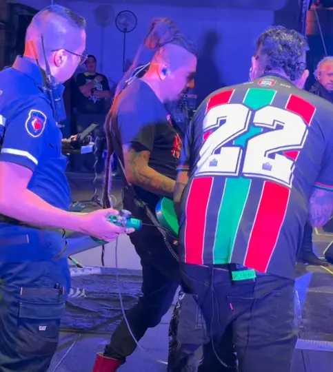 El vocalista fue asistido por paramédicos en pleno show en Ciudad Nezahualcóyotl. / RS