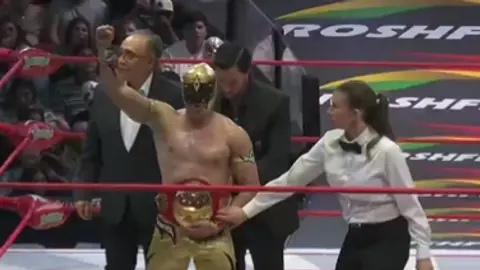 Máscara Dorada con el cinturón l CAPTURA