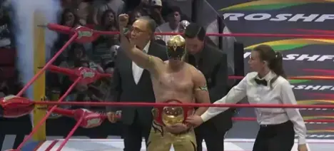 Máscara Dorada con el cinturón l CAPTURA