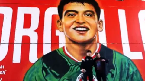 Gilberto Mora y su mural l CAPTURA