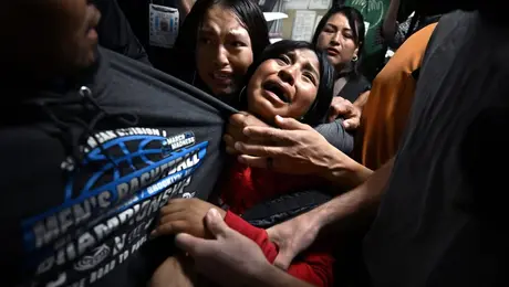 Carol Guzy gana el World Press Photo 2026 con imagen de familia separada por ICE