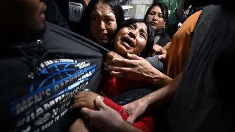 Carol Guzy gana el World Press Photo 2026 con imagen de familia separada por ICE