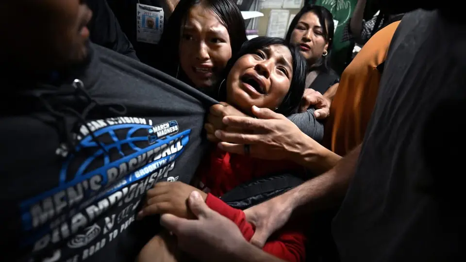 Carol Guzy gana el World Press Photo 2026 con imagen de familia separada por ICE
