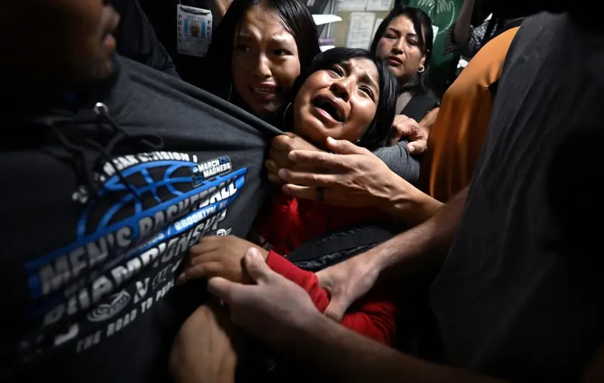 La imagen evidencia el impacto emocional de las deportaciones en familias con hijos. / @carolguzy