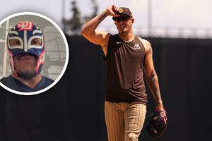 De WWE a MLB: Rey Mysterio lanza la primera bola en el Mexico City Game