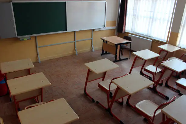 Padres de familia deberán mantenerse atentos a los avisos oficiales de cada escuela./ Pixabay