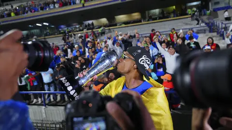 Willer Ditta celebrando frente a la afición de Cruz Azul | IMAGO7