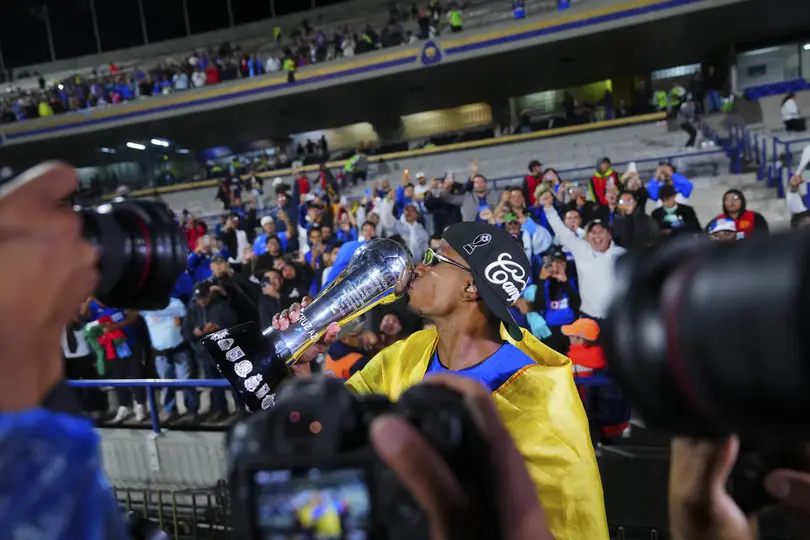 Willer Ditta celebrando frente a la afición de Cruz Azul | IMAGO7