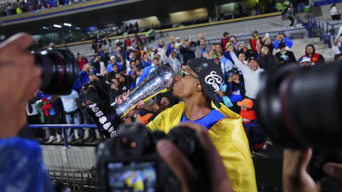 Willer Ditta celebrando frente a la afición de Cruz Azul | IMAGO7