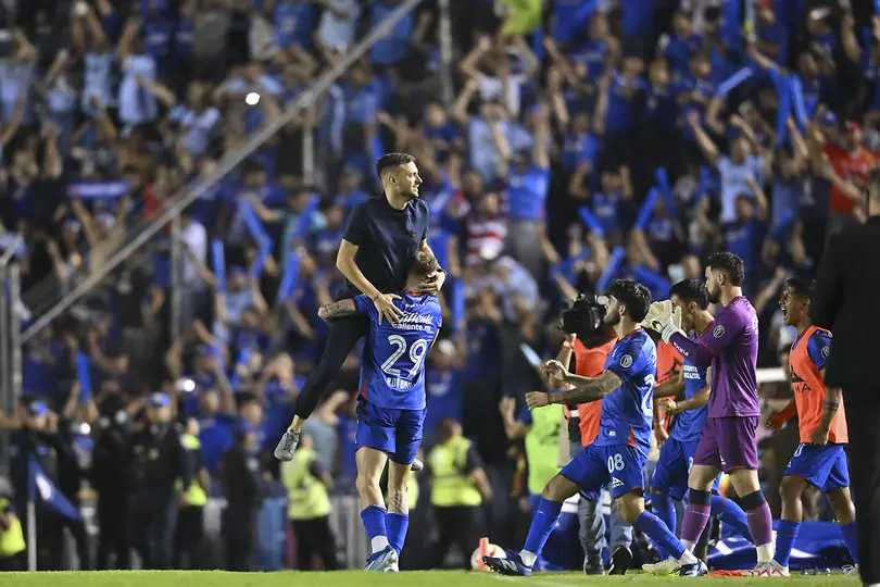 Carlos Rotondi con Martín Anselmi en celebración con Cruz Azul | IMAGO 7