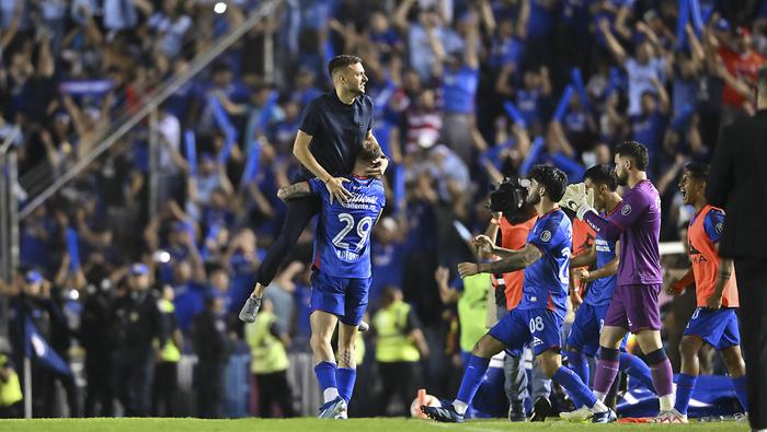 Carlos Rotondi con Martín Anselmi en celebración con Cruz Azul | IMAGO 7