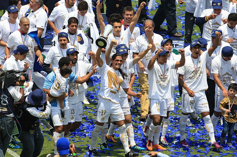Pumas en celebración del título de Liga MX en el Clausura 2011 | MEXSPORT