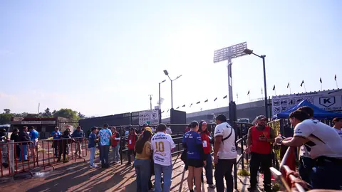 Aficionados buscando entrar al Estadio Olímpico Universitario | MEXSPORT