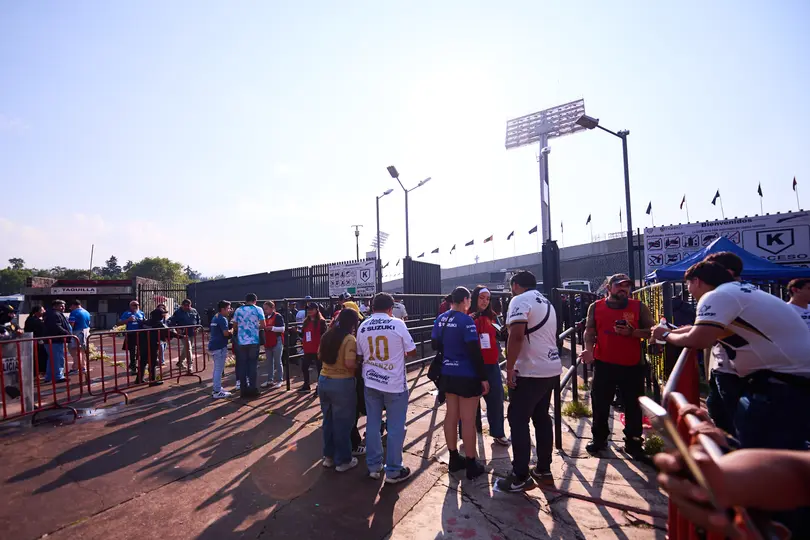 Aficionados buscando entrar al Estadio Olímpico Universitario | MEXSPORT