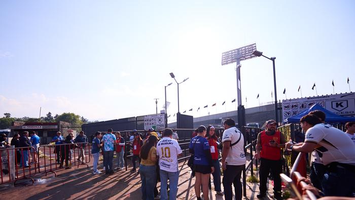 Aficionados buscando entrar al Estadio Olímpico Universitario | MEXSPORT