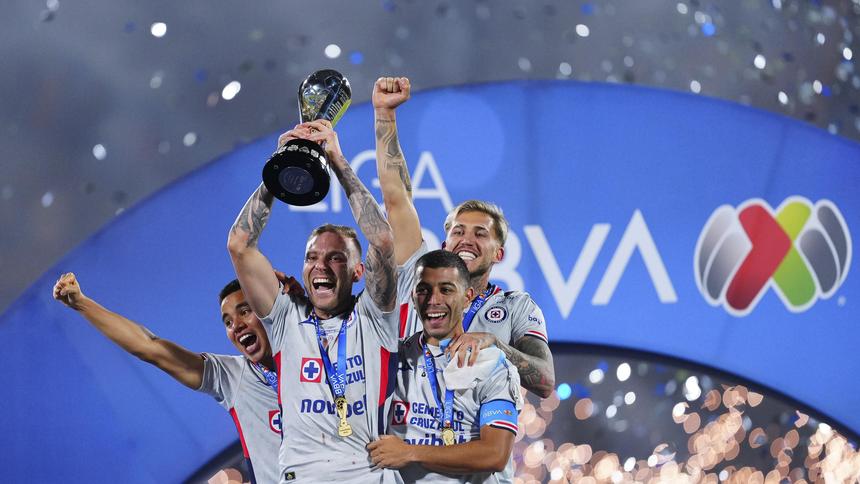 Jugadores de Cruz Azul en celebración tras la obtención de la Décima | IMAGO 7