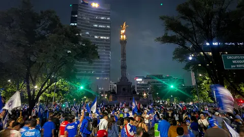 ¡Festejo celeste! Miles de aficionados ya celebran la décima en el Ángel