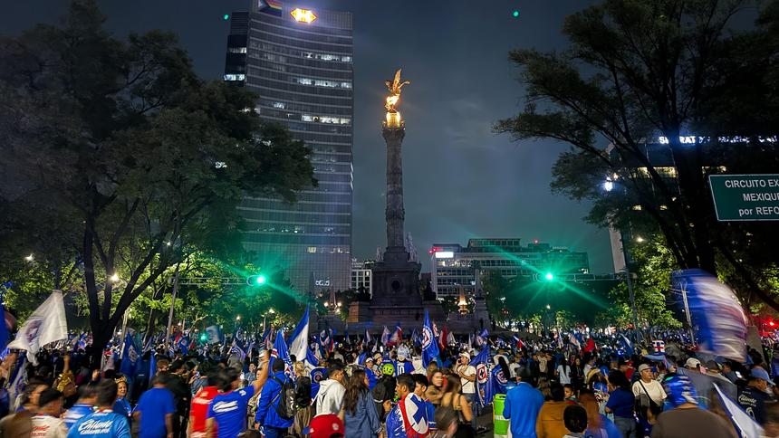 Afición de Cruz Azul se dio cita al Ángel para celebrar | GINA SÁNCHEZ