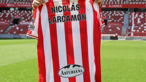 Nicolás Larcamón siendo anunciado como entrenador del Sporting de Gijón l x: RealSporting