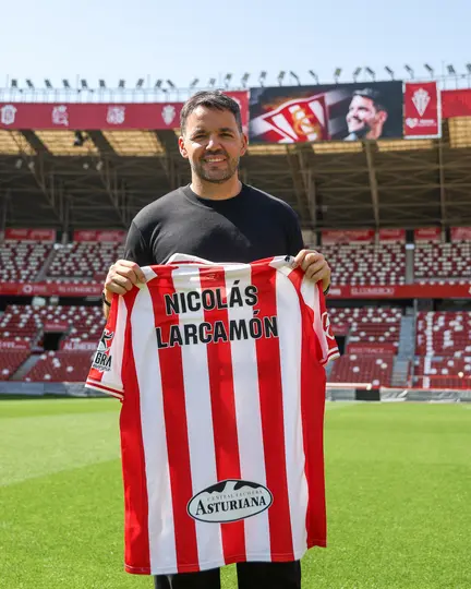 Nicolás Larcamón siendo anunciado como entrenador del Sporting de Gijón l x: RealSporting