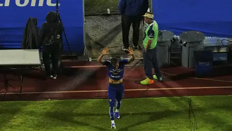 Pumas promociona su película y afición aprovecha para reventar a Uriel Antuna