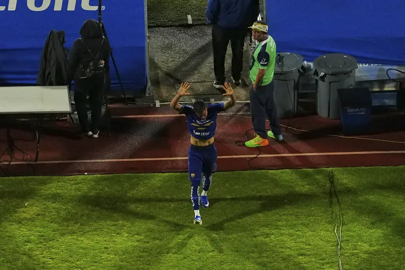 Uriel Antuna saliendo triste tras ser expulsado contra Cruz Azul l IMAGO 7