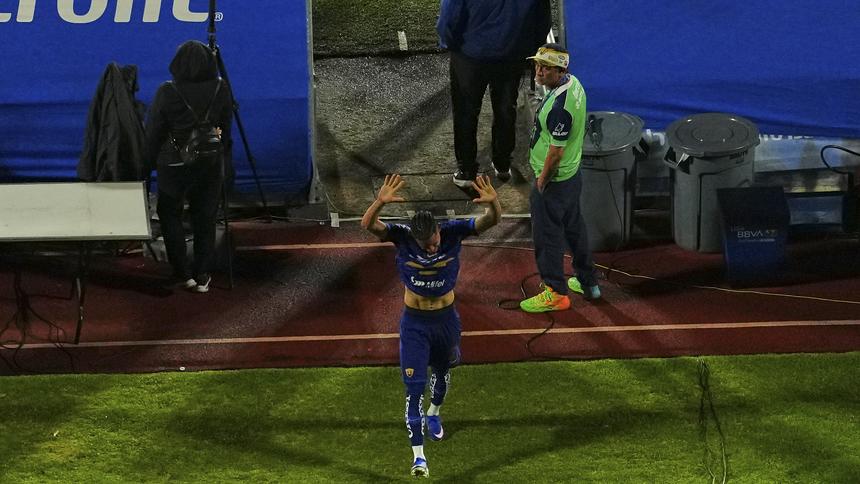 Uriel Antuna saliendo triste tras ser expulsado contra Cruz Azul l IMAGO 7