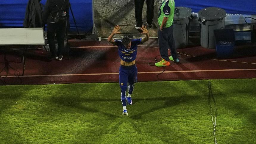 Uriel Antuna saliendo triste tras ser expulsado contra Cruz Azul l IMAGO 7