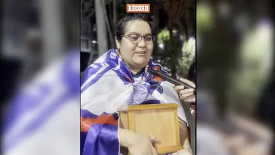 "La promesa se cumplió": aficionada de Cruz Azul llevó las cenizas de su abuelita a los festejos del campeonato