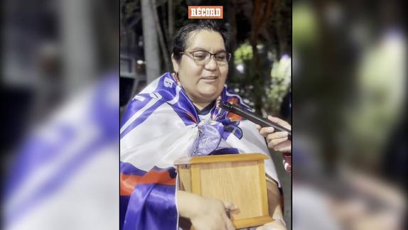 "La promesa se cumplió": aficionada de Cruz Azul llevó las cenizas de su abuelita a los festejos del campeonato