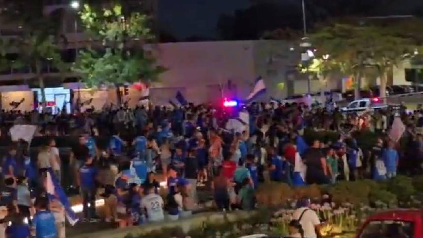 Aficionados de Cruz Azul celebraron en la Minerva | CAPTURA