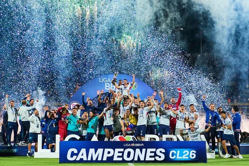 Jugadores de Cruz Azul en celebración tras la obtención del título del Clausura 2011 de la Liga MX | MEXSPORT