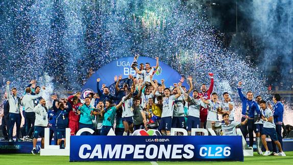 Jugadores de Cruz Azul en celebración tras la obtención del título del Clausura 2011 de la Liga MX | MEXSPORT