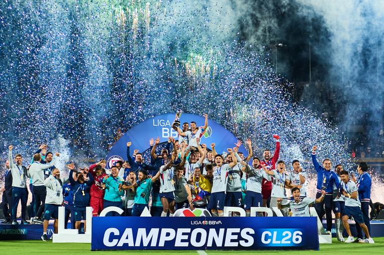 Jugadores de Cruz Azul en celebración tras la obtención del título del Clausura 2011 de la Liga MX | MEXSPORT