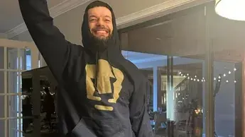 Finn Bálor con la sudadera de Pumas | x:FinnBalor