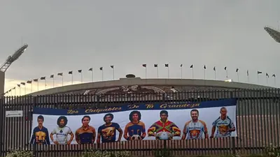 Afición de Pumas coloca pancarta con sus máximos ídolos antes de la Final ante Cruz Azul