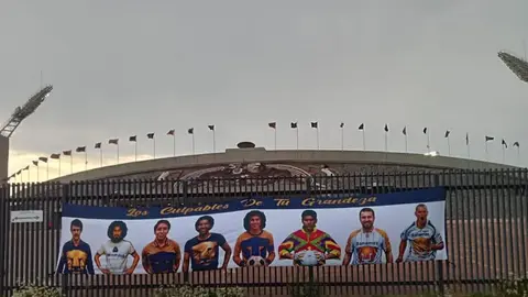 Afición de Pumas coloca pancarta con sus máximos ídolos antes de la Final ante Cruz Azul