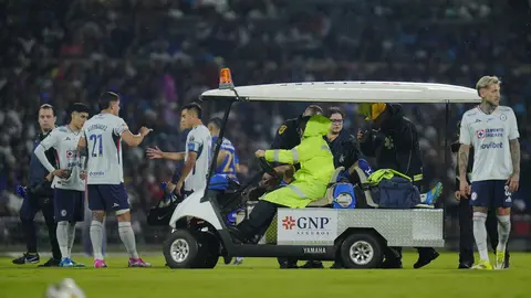 Carrasquilla abandonando el partido en el carrito de las desgracias | IMAGO7