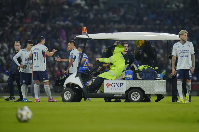 Carrasquilla abandonando el partido en el carrito de las desgracias | IMAGO7