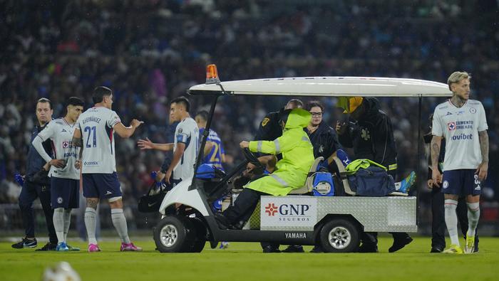 Carrasquilla abandonando el partido en el carrito de las desgracias | IMAGO7
