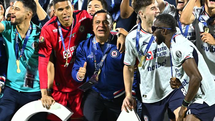 Víctor Velázquez tras la obtención de la Décima con Cruz Azul | MEXSPORT