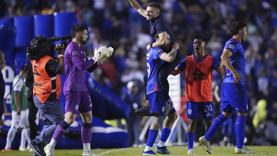 Carlos Rotondi con Martín Anselmi en celebración con Cruz Azul | IMAGO 7