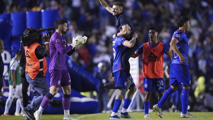 Carlos Rotondi con Martín Anselmi en celebración con Cruz Azul | IMAGO 7