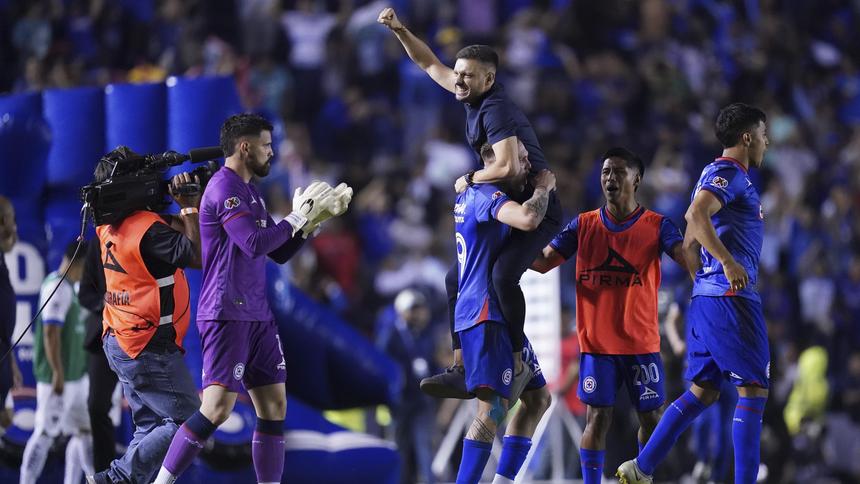 Carlos Rotondi con Martín Anselmi en celebración con Cruz Azul | IMAGO 7