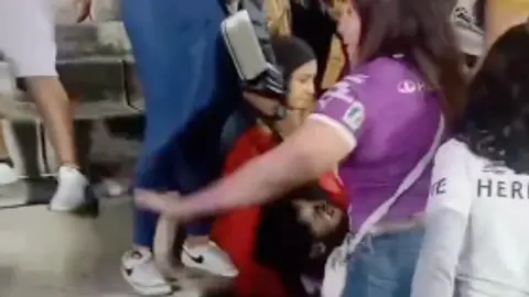 Chica agrededia en el Esyadio Olímpico Universitario l CAPTURA SACADA DE IMAGEN