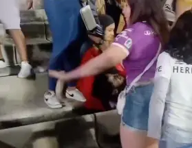 Chica agrededia en el Esyadio Olímpico Universitario l CAPTURA SACADA DE IMAGEN