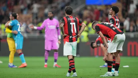 Jugadores de AC Milan en lamento tras derrota contra Cagliari en Serie A | AP