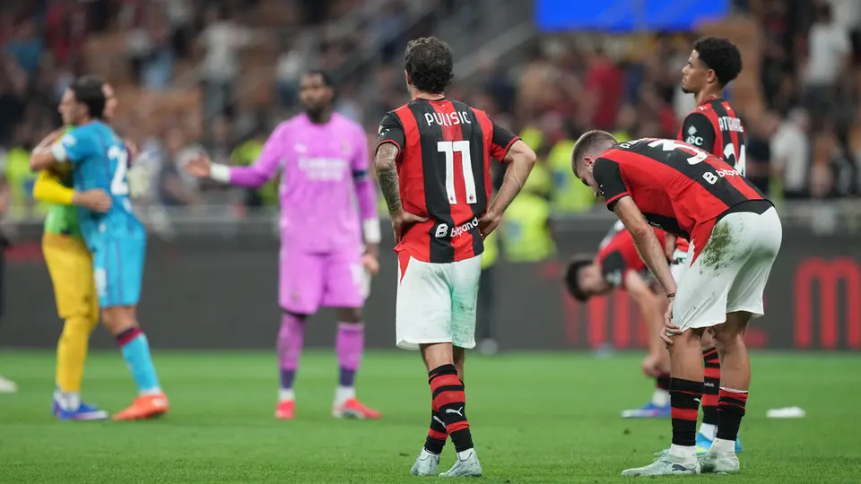 Jugadores de AC Milan en lamento tras derrota contra Cagliari en Serie A | AP