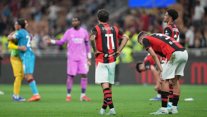 Jugadores de AC Milan en lamento tras derrota contra Cagliari en Serie A | AP