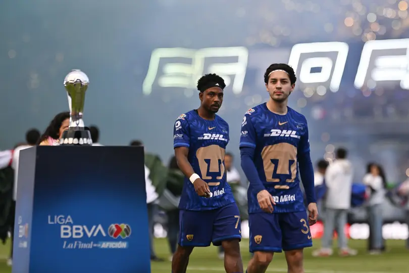 Carrillo y Angulo junto al trofeo | IMAGO7